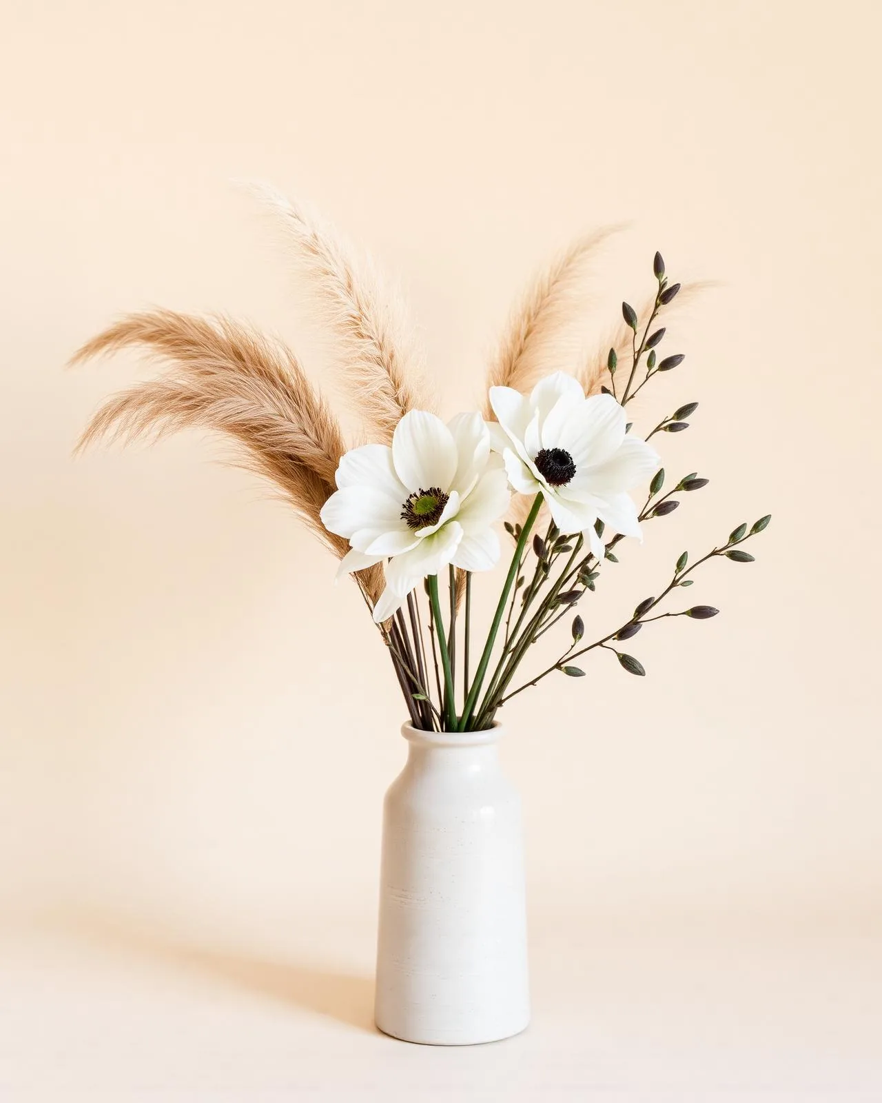 Composizione moderna con anemoni bianchi e pampas in vaso ceramico
